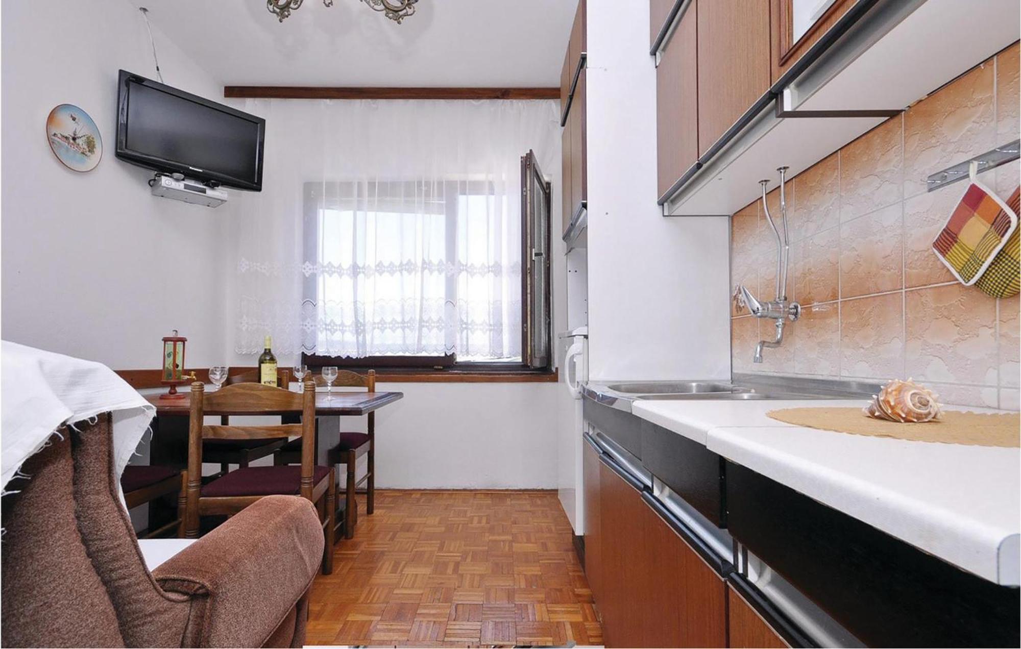 2 Bedroom Lovely Apartment In Starigrad Paklenica Exterior foto