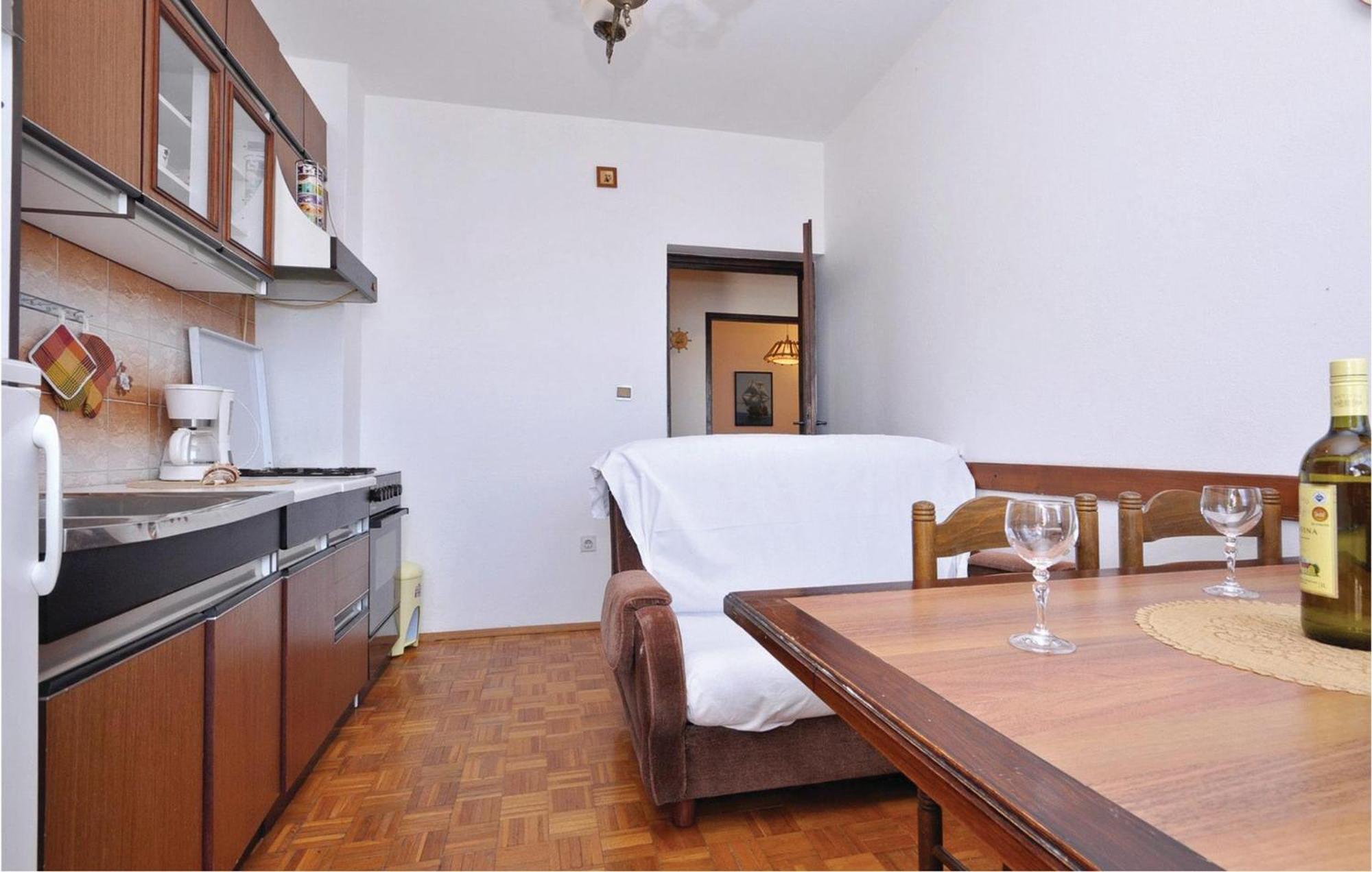 2 Bedroom Lovely Apartment In Starigrad Paklenica Exterior foto