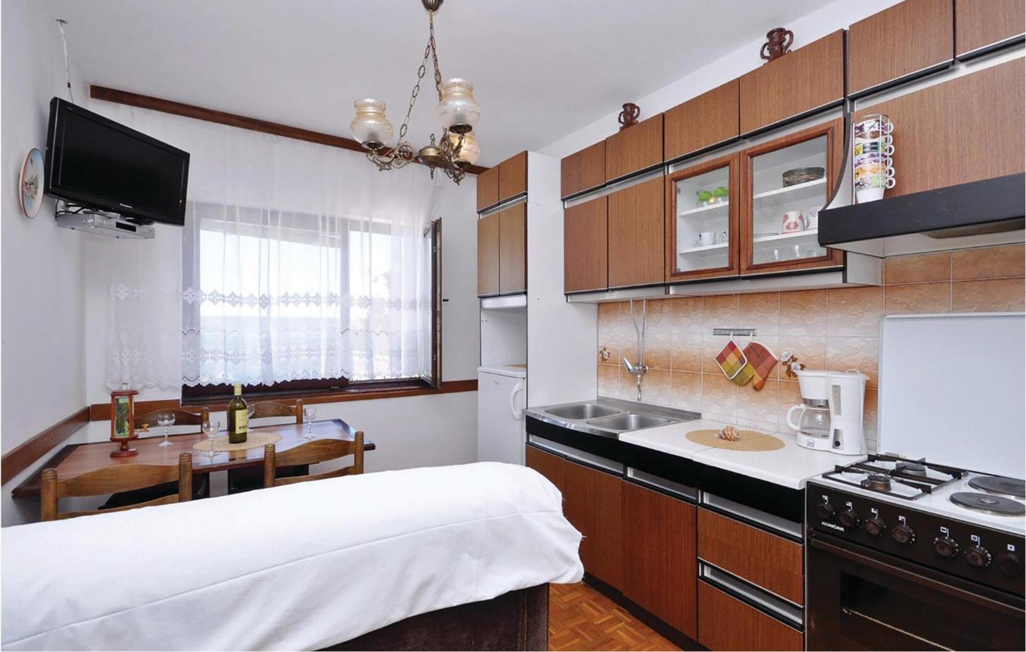 2 Bedroom Lovely Apartment In Starigrad Paklenica Exterior foto