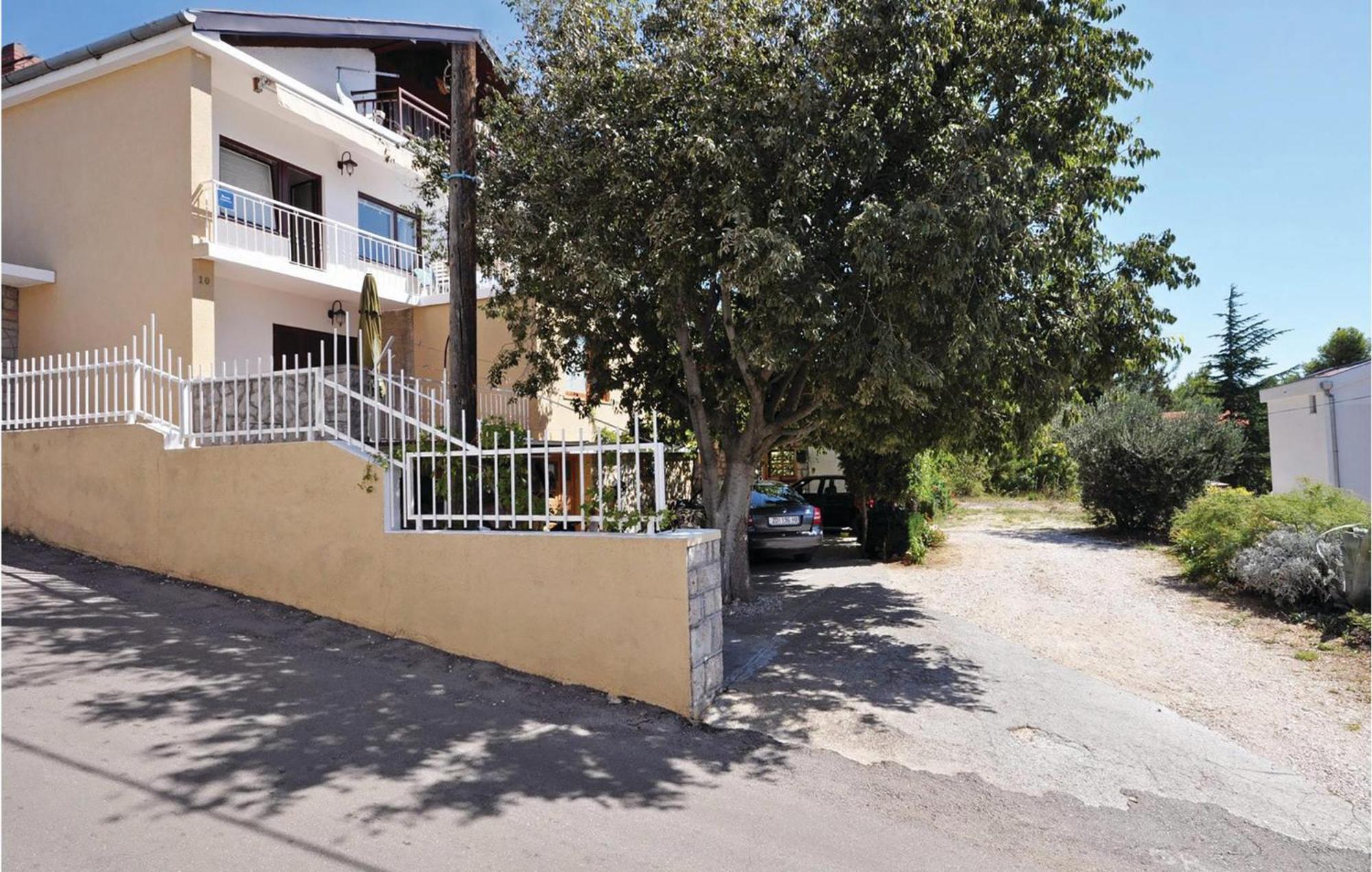 2 Bedroom Lovely Apartment In Starigrad Paklenica Exterior foto
